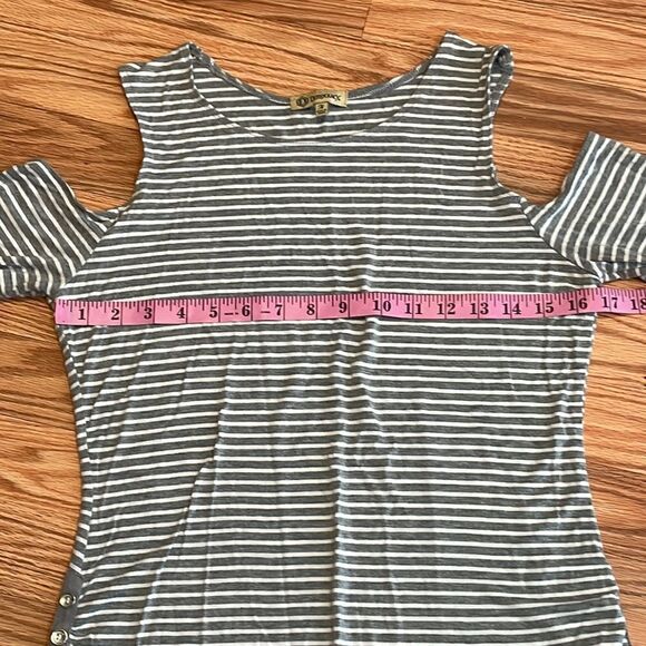 Democracy Cold Shoulder Top, 3/4 sleeves, soft, grey white stripes, medium - Picture 7 of 7